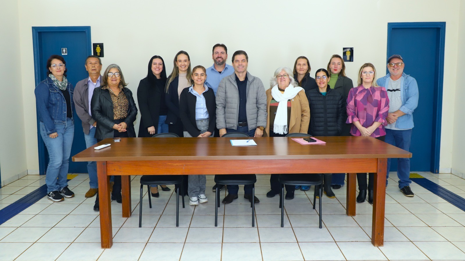 Prefeito Marcos Calderan, Secretaria de Saúde Chirlei Rocha e os novos conselheiros de saúde