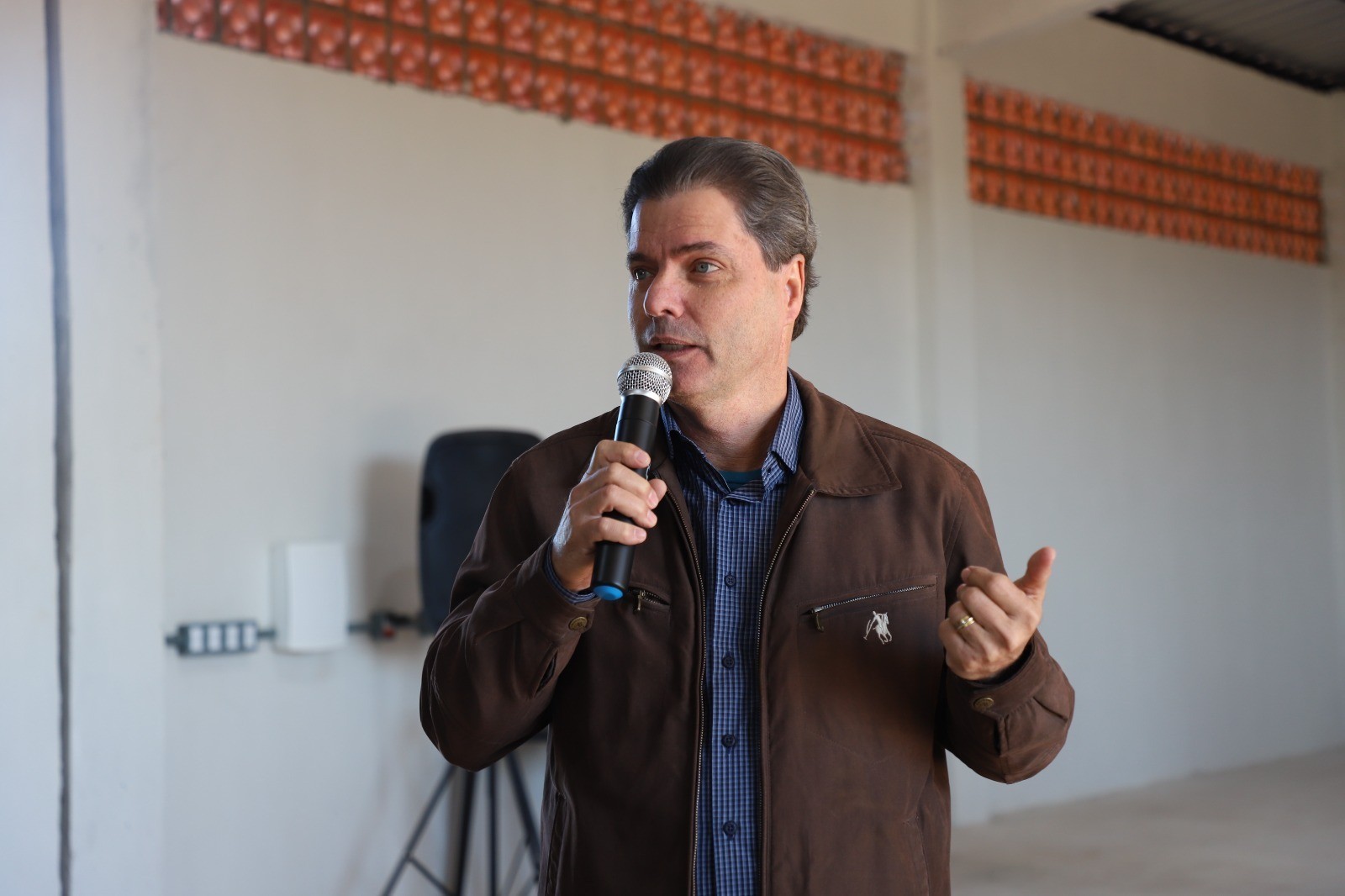 Prefeito Marcos Calderan durante a entrega das estruturas (Assessoria)