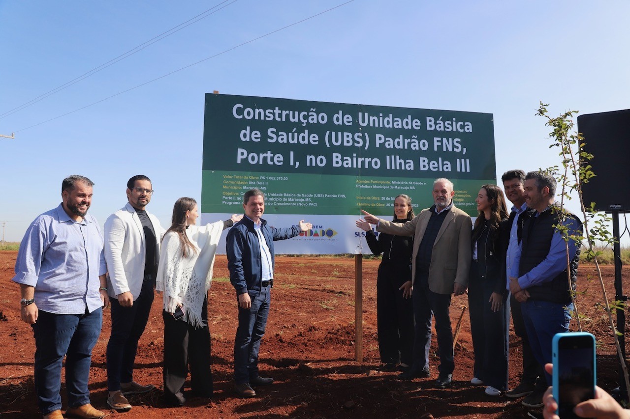 Autoridades no local onde será construída nova unidade de saúde em Maracaju (Foto Assessoria)