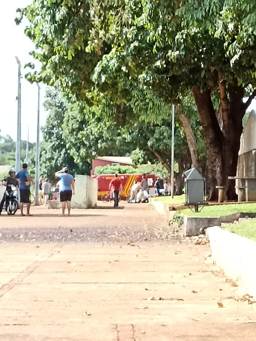 Corpo de Bombeiros e a Policia Militar estão no local - Foto direto das ruas