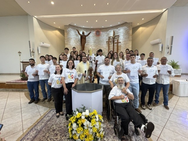 Batizandos no final da celebração com catequistas e Padre Júnior (Hosana de Lourdes)