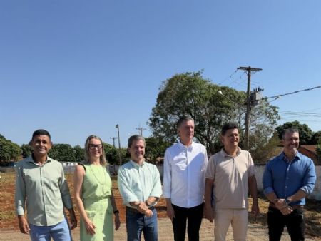 Prefeito Marcos Calderan com deputado federal Dagoberto Nogueira, secretaria de educação Silvana Perosa e vereadores