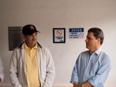 Vereador Catito e o prefeito Marcos Calderan no ato da entrega dos equipamentos