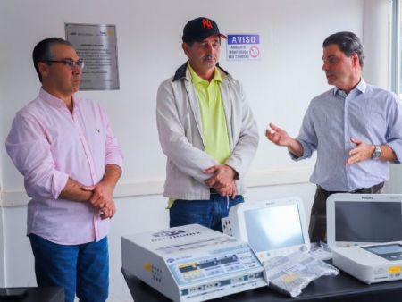 pREFEITO MARCOS CALDERAN, VEREADOR CATITO E O PRESIDENTE DA INSTITUIÇÃO THIAGO CAMINHA