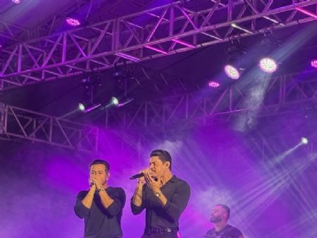 Henrique e Diego encantam o público na abertura da 29ª Festa da Linguiça em Maracaju