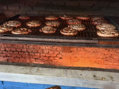 Atradicional Linguiça de Maracaju será servida no almoço hoje no parque de exposição 