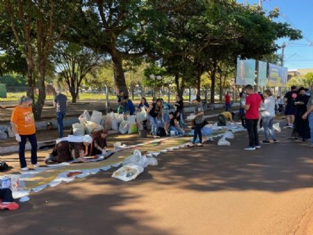 Movimentos se organizam todos os anos para confecção dos tapetes