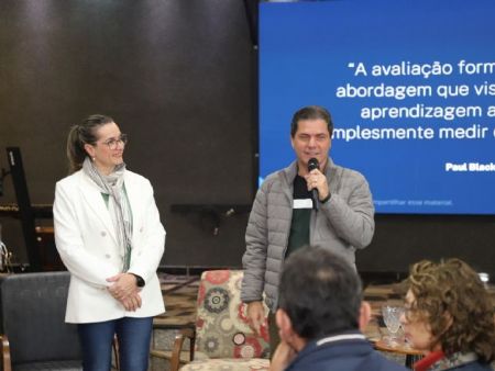 O prefeito Marcos Calderan e a secretaria de educação Silvana Perosa