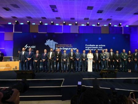 Crédito: Telmo Ximenes/iLab-Segurança 2026  Legenda: Mesa de abertura da 2ª Conferência Nacional de Segurança Pública iLab-Segurança 2026 reúne autoridades dos Três Poderes, dirigentes das forças de segurança, representantes do setor produtivo e da academ