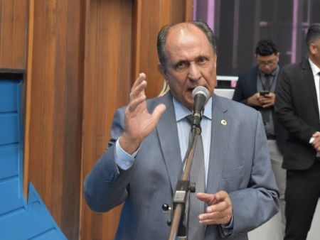 Infraestrutura: Zé Teixeira solicita manutenção de acesso em aldeia e asfalto em Dourados