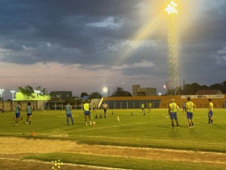 Time do mac durante treino sendo acompanhado pelo secretario de esportes