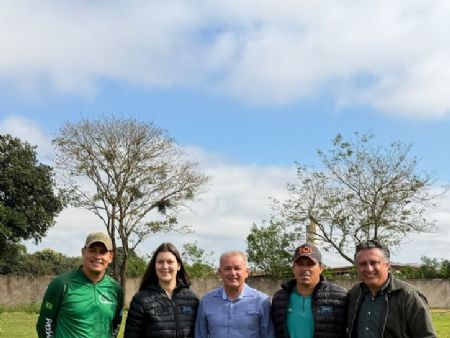 presidente da Câmara Municipal de Maracaju, Rener Barbosa, vereador Joãozinho Rocha no local onde será construido o barracão da ecoterapia