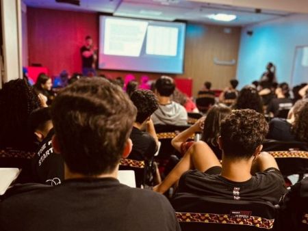 Legenda: Alunos do High School da Escola Canadense de Brasília participam do Aulão ENEM — uma imersão estratégica que une foco, autoconfiança e excelência acadêmica na reta final antes da prova.