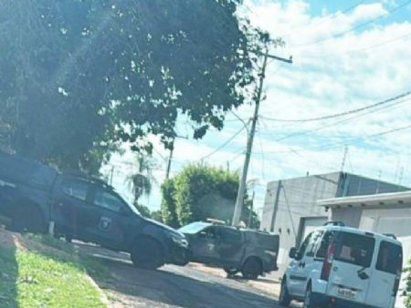 Viaturas policiais em frente a imóvel de alvo de operação em Aquidauana. (Foto: Direto das Ruas)