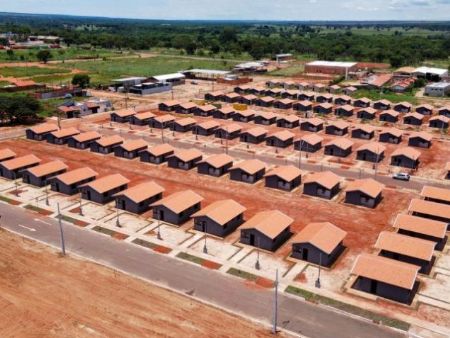 Riedel autoriza pavimentação de rodovia e entrega 46 moradias em Água Clara