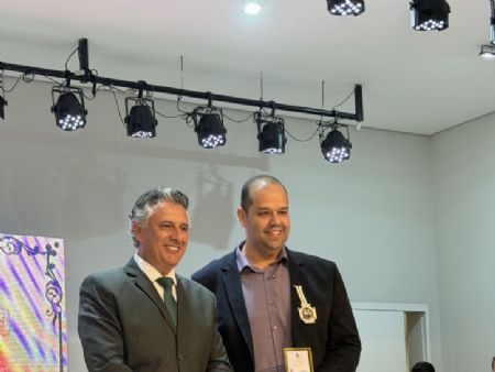 entrega da Comenda João Pedro Fernandes ao secretário Rafael Jara