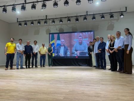 o governador Eduardo Riedel que participou do evento acompanhado do secretário estadual de Educação, Hélio Daher com as autoridades de Maracaju