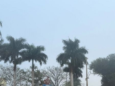 Clima ameno dia cinzento em Maracaju
