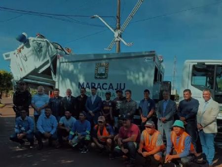 Prefeito Marcos Calderan e vereadores entregam novo caminhão coletor de lixo em Maracaju