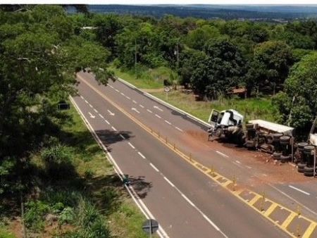 Carreta derruba postes e provoca vazamento de óleo diesel em Nioaque