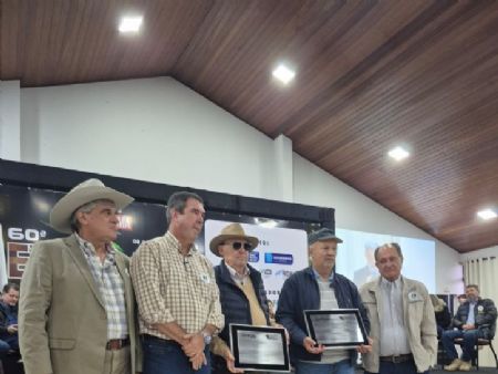 Kito e Walter Carneiro foram homenageados na Expoagro Foto – Fábio Dorta/Sindicato Rural de Dourados
