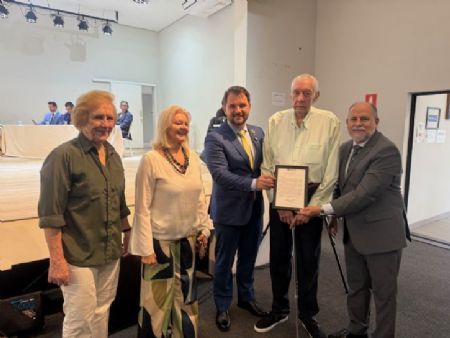Vereador Diogo Frizzo entrega Moção de Parabenização pelos 40 anos da Igreja Batista em Maracaju
