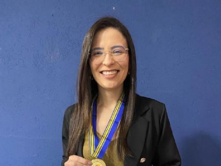 Farmacêutica de Maracaju é condecorada com medalha concedida pelo Conselho Regional de Farmácia em Campo Grande