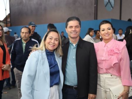 Prefeito Marcos Calderan, primeira dama Meire e a deputada estadual Lia Nogueira durante a entrega