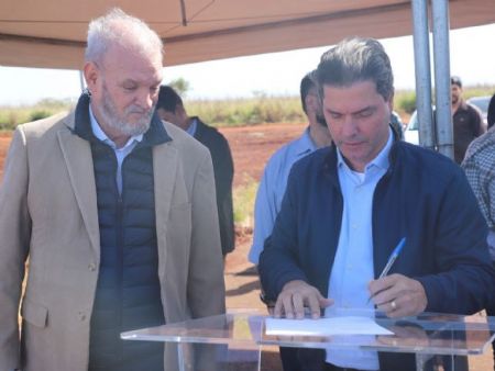 Deputado federal Geraldo Resende e o prefeito Marcos Calderan (PSDB) assinado OS da nova unidade de saúde no município