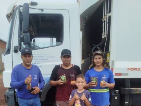 Luiz Felipe Laurindo Soares com os garis que trabalham no seu bairro