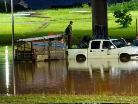 Alagamento em viaduto causa congestionamento quilométrico na Av. João Arinos