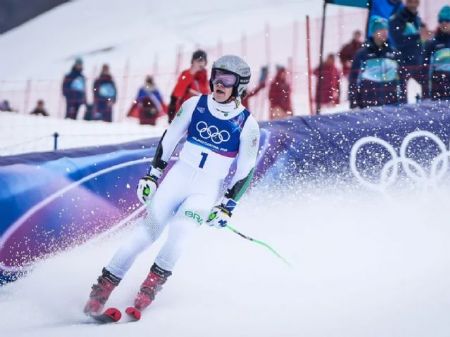 Na primeira bateria, Lucas Pinheiro foi o primeiro esquiador a descer a montanha e fez um tempo de 1m13s92. Ele ficou na frente do atual campeão olímpico da modalidade, o suíço Marco Odermatt.