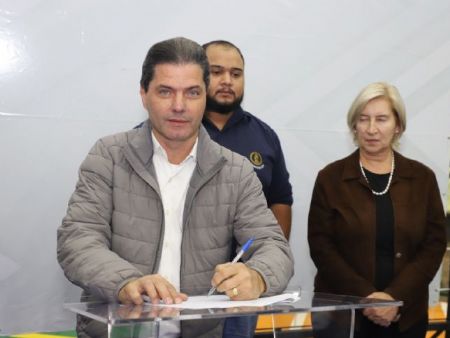 Prefeito Marcos Calderan assinando a ordem de serviço para a construção das novas casas