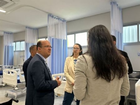 Legenda 1: Vice-governador andou pelos corredores, conversou com pacientes e conheceu de perto a policlínica em funcionamento