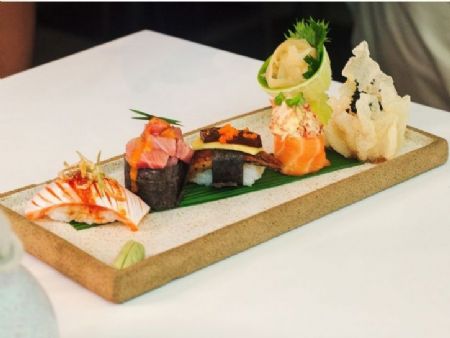 Legenda: Com apresentação minimalista e atenção plena aos detalhes, o prato reafirma a vocação do Gurumê para oferecer experiências que unem estética, sabor e sensibilidade, em perfeita sintonia com o estilo de vida do consumidor de luxo contemporâneo.