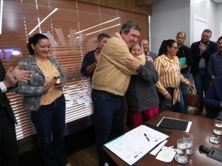 Governador assinou os novos contratos de habitação nesta segunda (Foto Saul Schramm)