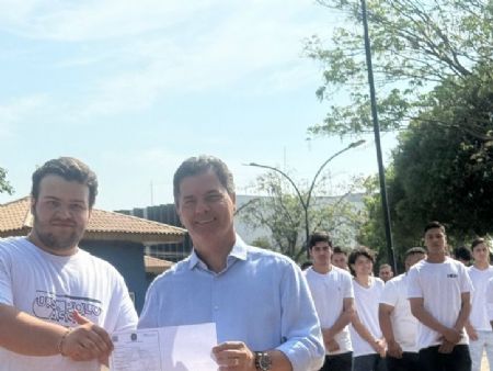 Prefeito Marcos Calderan e autoridades prestigiam cerimônia de Juramento à Bandeira em Maracaju