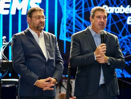 Ao receber a homenagem, o governador Eduardo Riedel agradeceu o reconhecimento e destacou que o crescimento do Estado