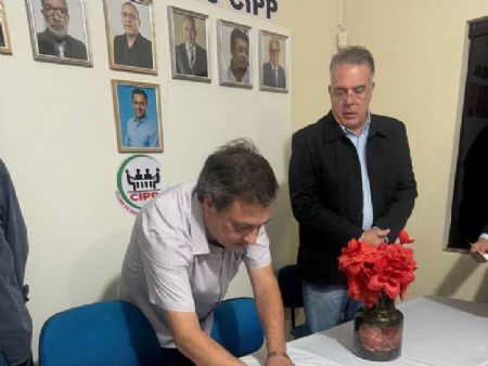 Monfort ao assinar livro da posse observado pelo prefeito Eduardo Campos