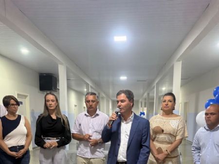 Prefeito Marcos Calderan e autoridades na entrega do ESF Nestor Muzzi