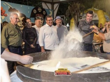 Na Festa da Farinha governador aprende mexer a farinhada realizada por nordestinos