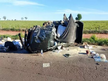 Destroços da caminhonete e carga espalhada ocupam parte da MS040 (Foto: Direto das Ruas)