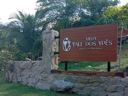 Localizada 90 quilômetros  da cidade de  Bonito