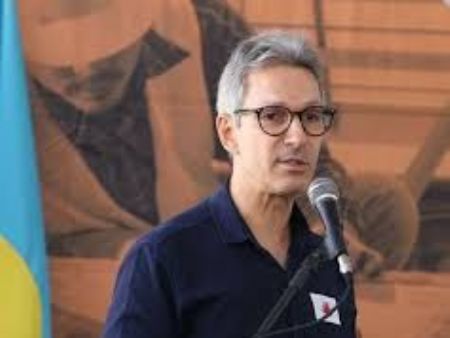 Romeu Zema (Novo) oficializou neste domingo (22) sua renúncia ao cargo de governador