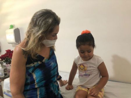 A pediatra Gabriela Marinho Maffei em atendimento na unidade central de Maracaju