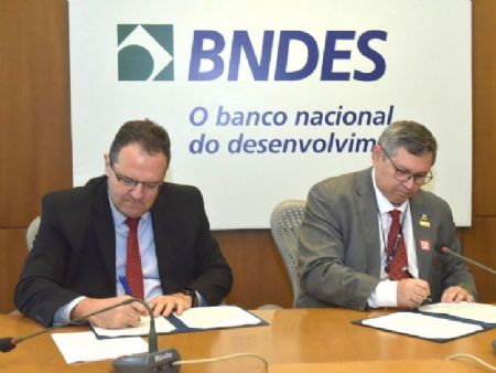 Nelson Barbosa, do BNDES, cumprimenta Jones Soares, da Transpetro