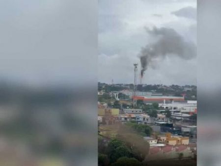 Torre de transmissão pega fogo e mobiliza bombeiros em Campo Grande (vídeo)