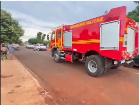 Viatura do Corpo de Bombeiros é acionado para conter incêndio na Vila Prateada, em Maracaju
