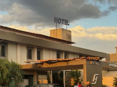 acesso do hotel que ficou destruído