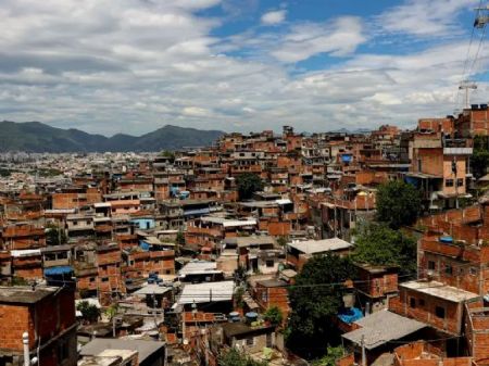 Legenda: Moradores de comunidades urbanas podem ser diretamente afetados pela alta de mais de 400% no custo da fibra óptica prevista na medida antidumping. Segundo análise técnica da SDIC, 679 favelas e 770 mil lares podem enfrentar risco de desconexão e